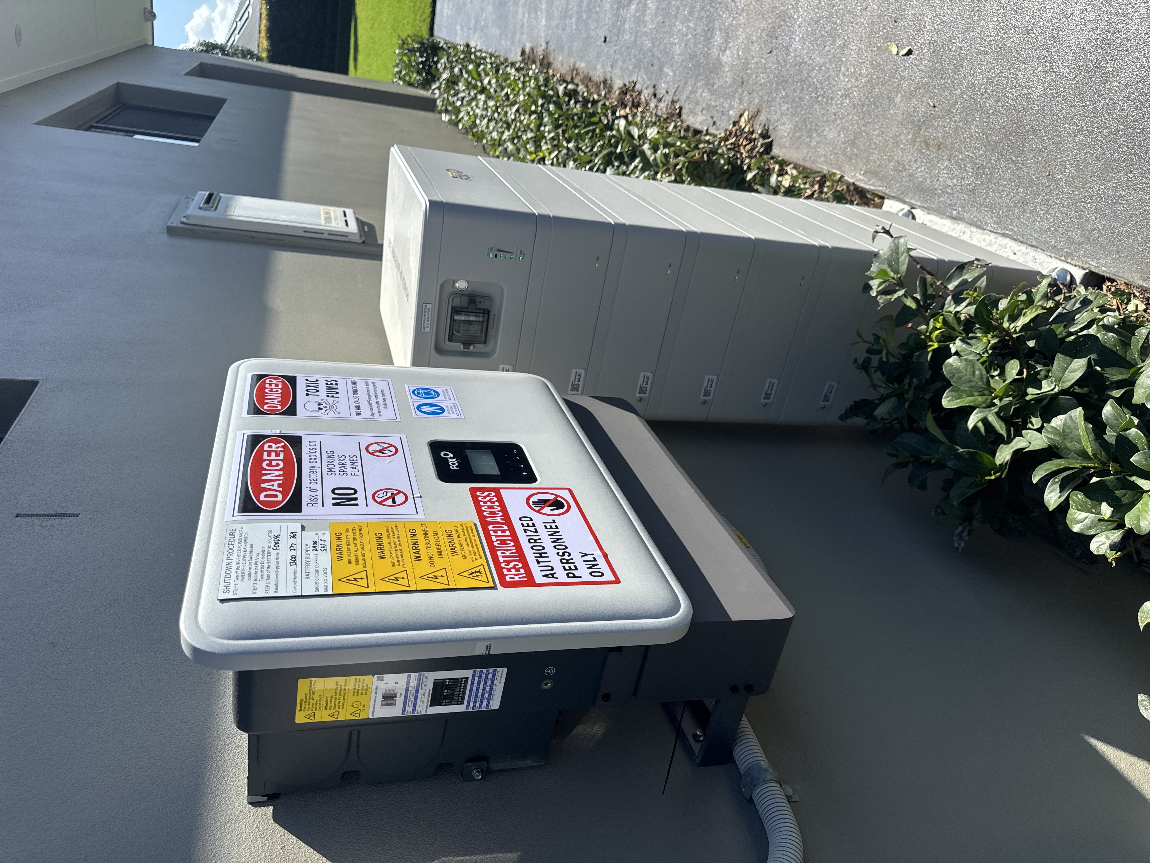 Solar inverter and battery installation